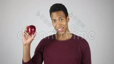 健康的生活方式，男人<strong>展示</strong>红<strong>苹果</strong>和大拇指手势